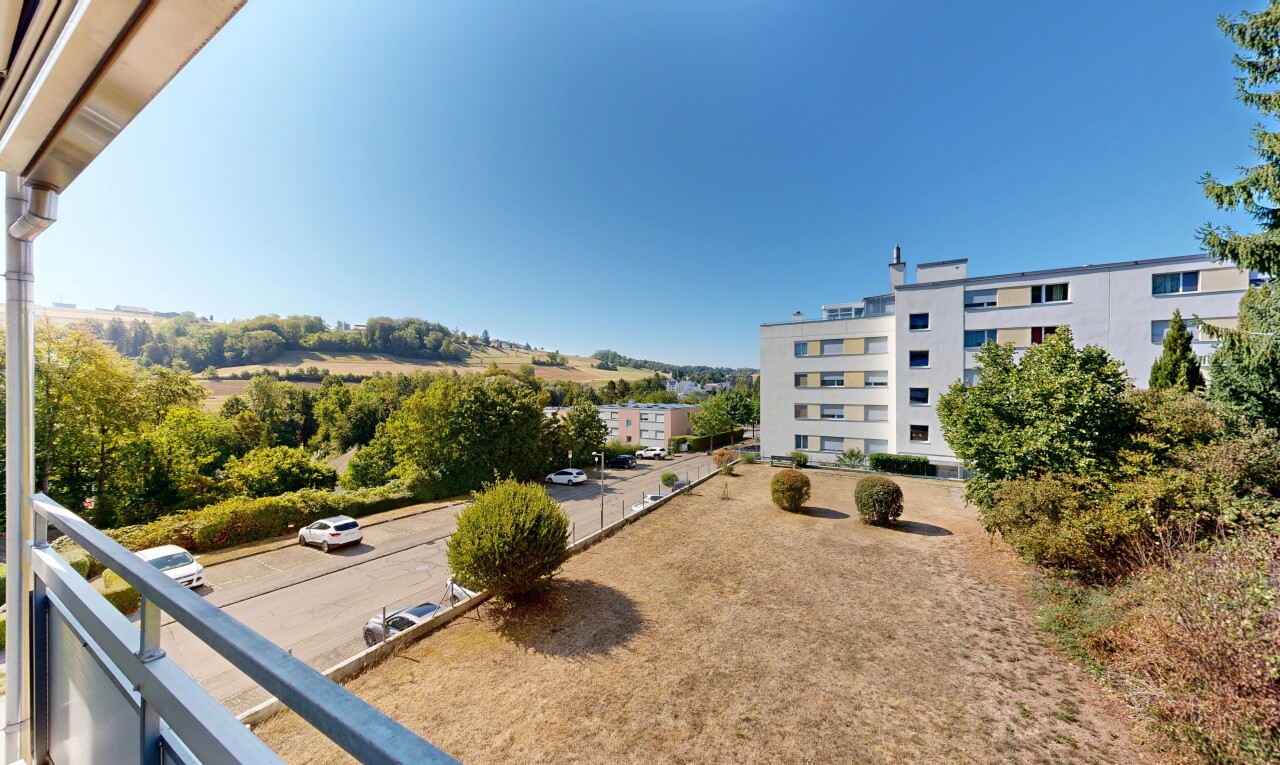 außenansicht mit day time, from property, blick auf wohnanlage, apartment complex view, und parkplatz