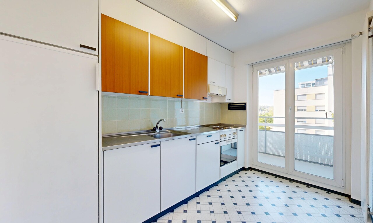 küche mit two tone kitchen, vinyl floor, vinylboden, light floor, und white cabinets
