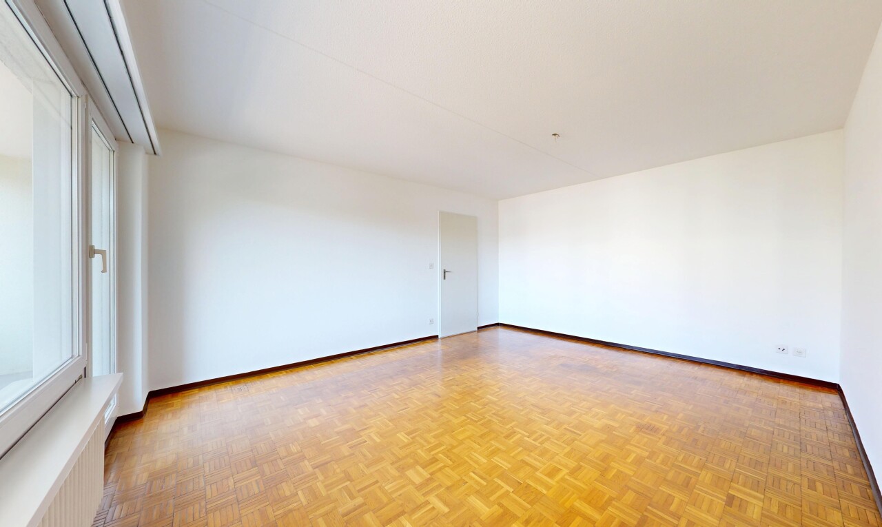 leerer raum mit gipskartonwand, drywall, holzfußboden, wood finish floor, und inside property