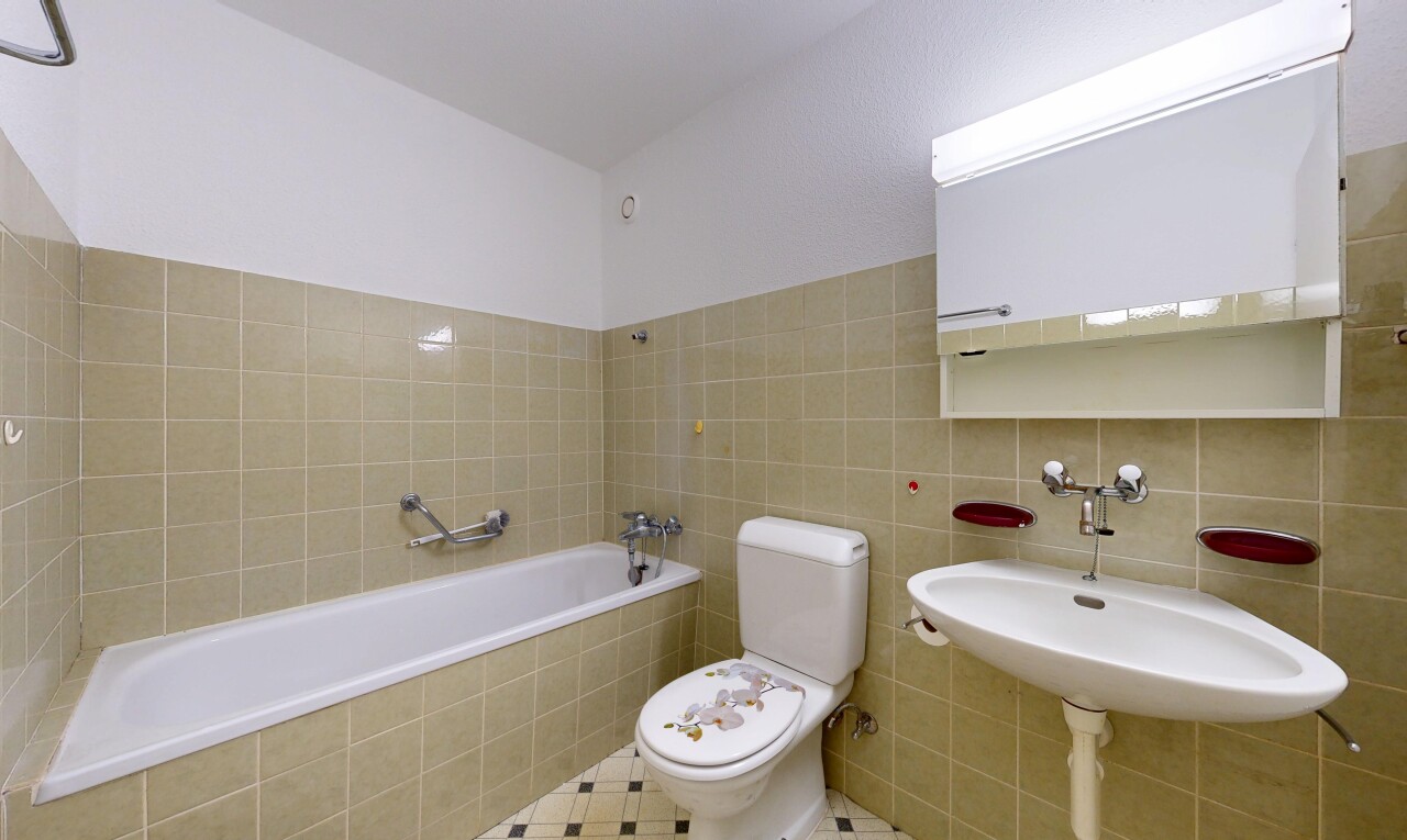 bad mit tile wall, fliesenwand, toilette, bad, und spiegel