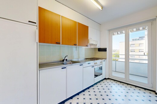 küche mit two tone kitchen, vinyl floor, vinylboden, light floor, und white cabinets