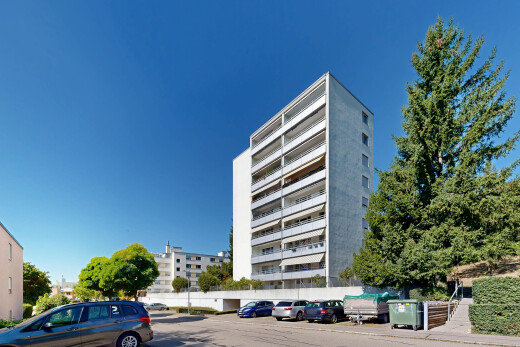 außenansicht mit parkplatz, blick auf wohnanlage, apartment complex view, day time, und from community