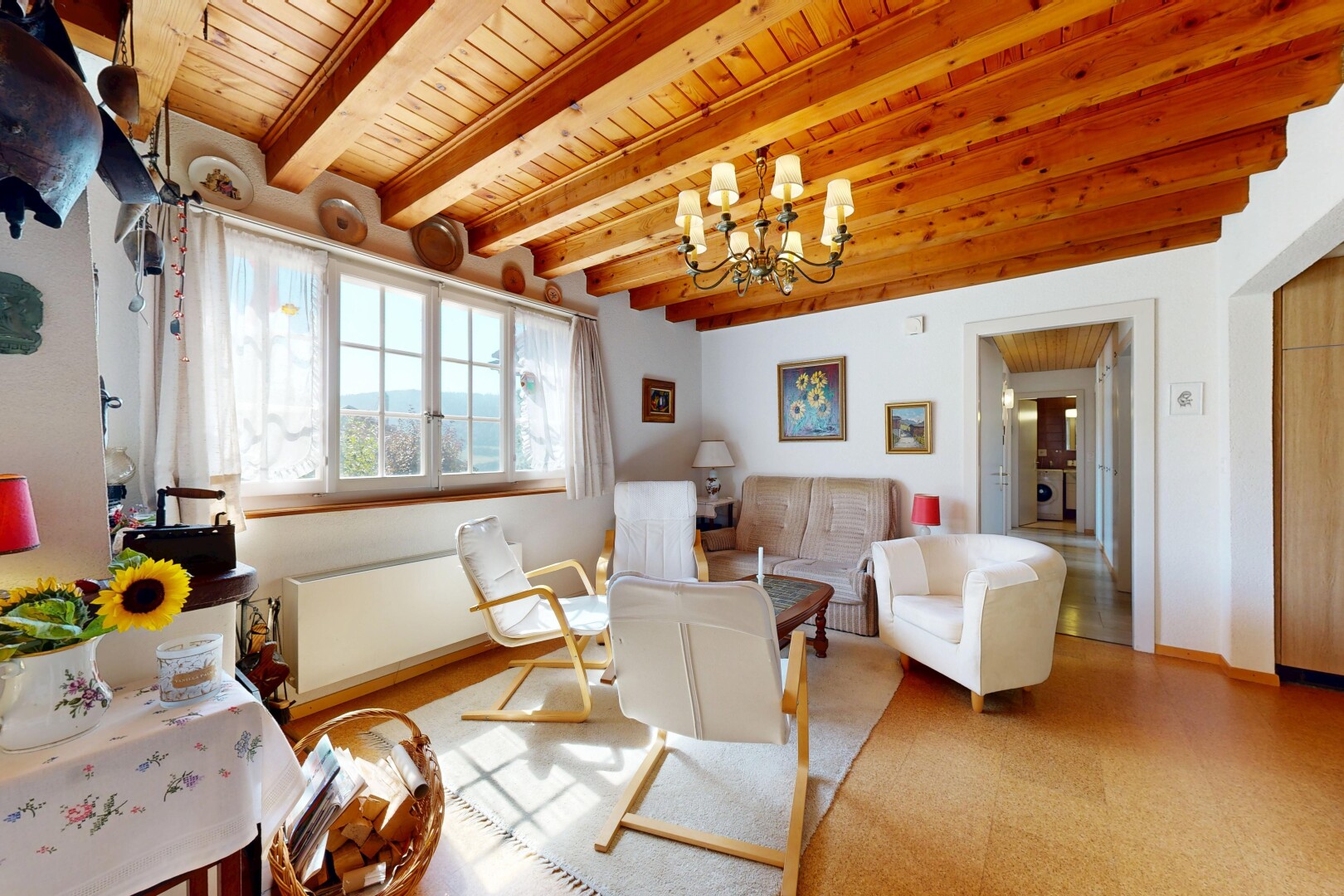 salon avec natural light, lumière naturelle, inside property, lustre remarquable, et drywall