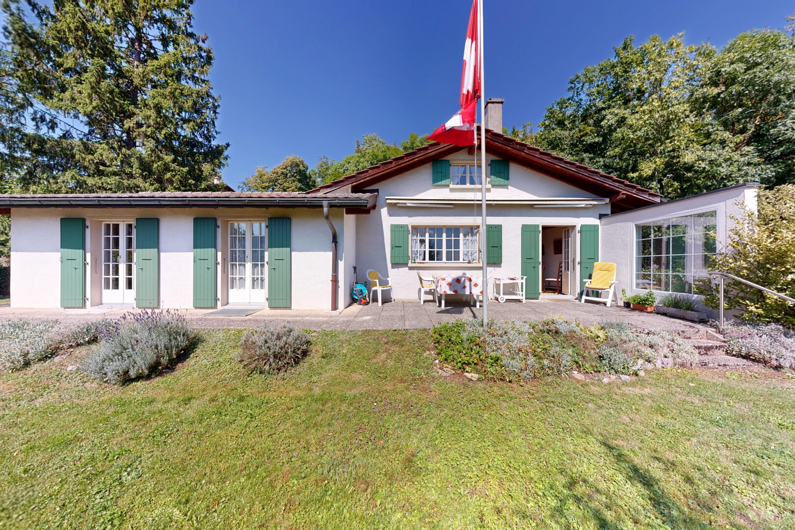 façade avec day time, bardage en stuc, property visible, terrasse, et pelouse