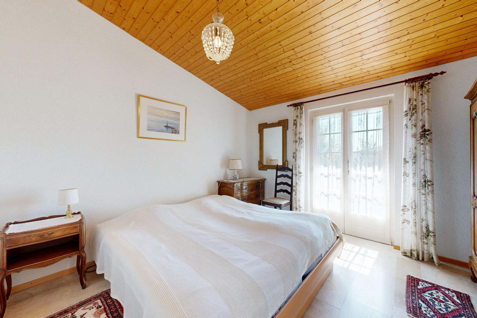 chambre avec plafond voûté, vaulted ceiling, inside property, lumière naturelle, et natural light