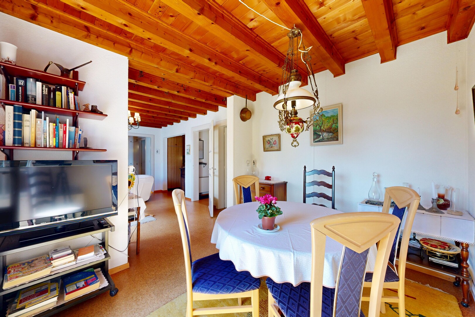 salle à manger avec inside property, télévision, drywall, cloison sèche, et lustre remarquable
