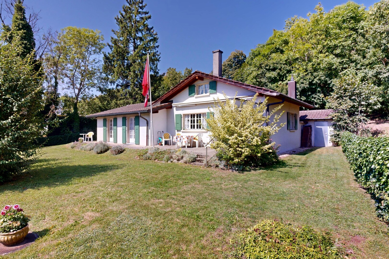 façade avec pelouse, property visible, cheminée, day time, et bardage en stuc