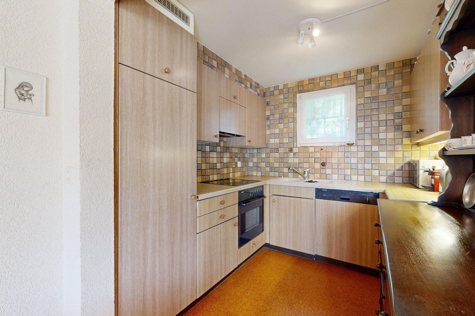 cuisine avec armoires marron clair, étagères ouvertes, dosseret, backsplash, et inside property