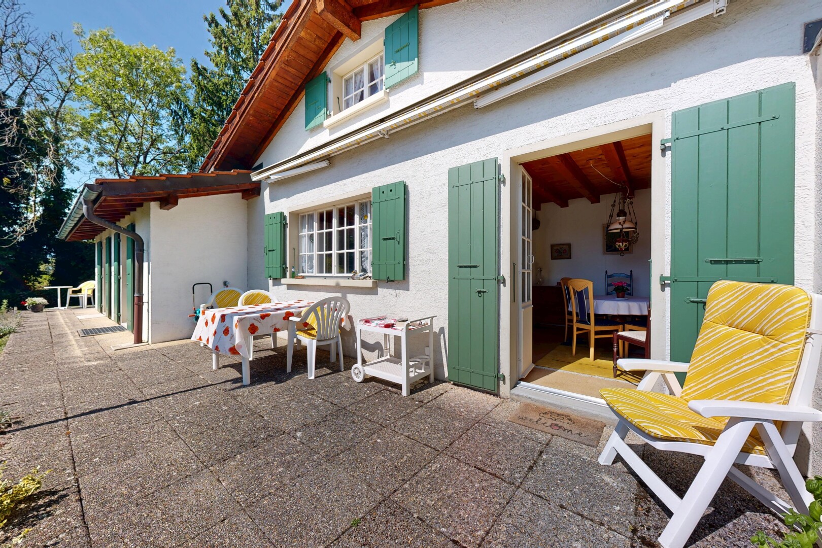 terrasse avec property visible et day time