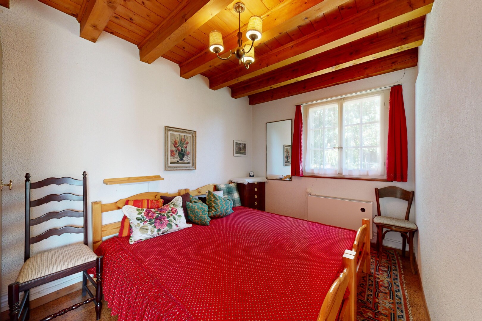 chambre avec inside property, lustre remarquable, lumière naturelle, natural light, et plafond à poutres