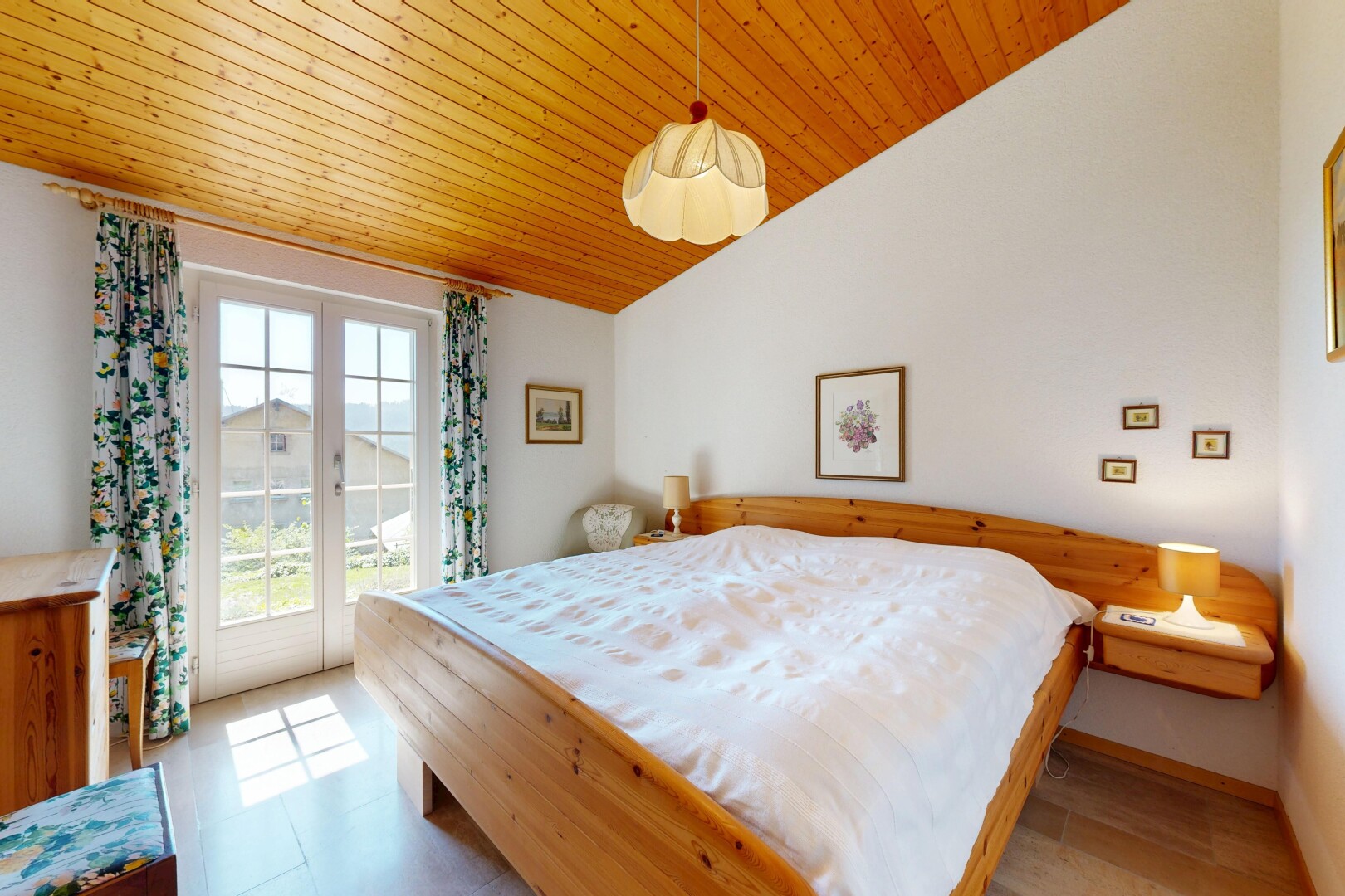 chambre avec inside property, drywall, natural light, cloison sèche, et lumière naturelle