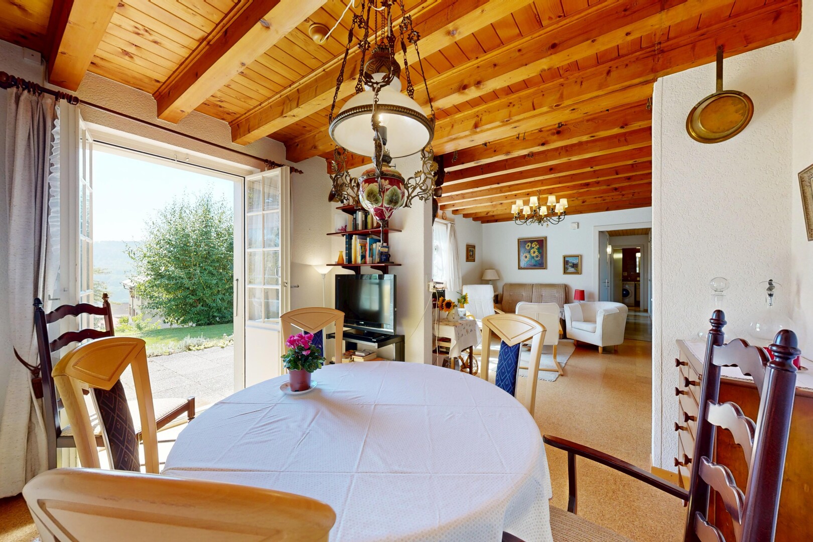 salle à manger avec inside property, lumière naturelle, natural light, plafond à poutres, et beamed ceiling