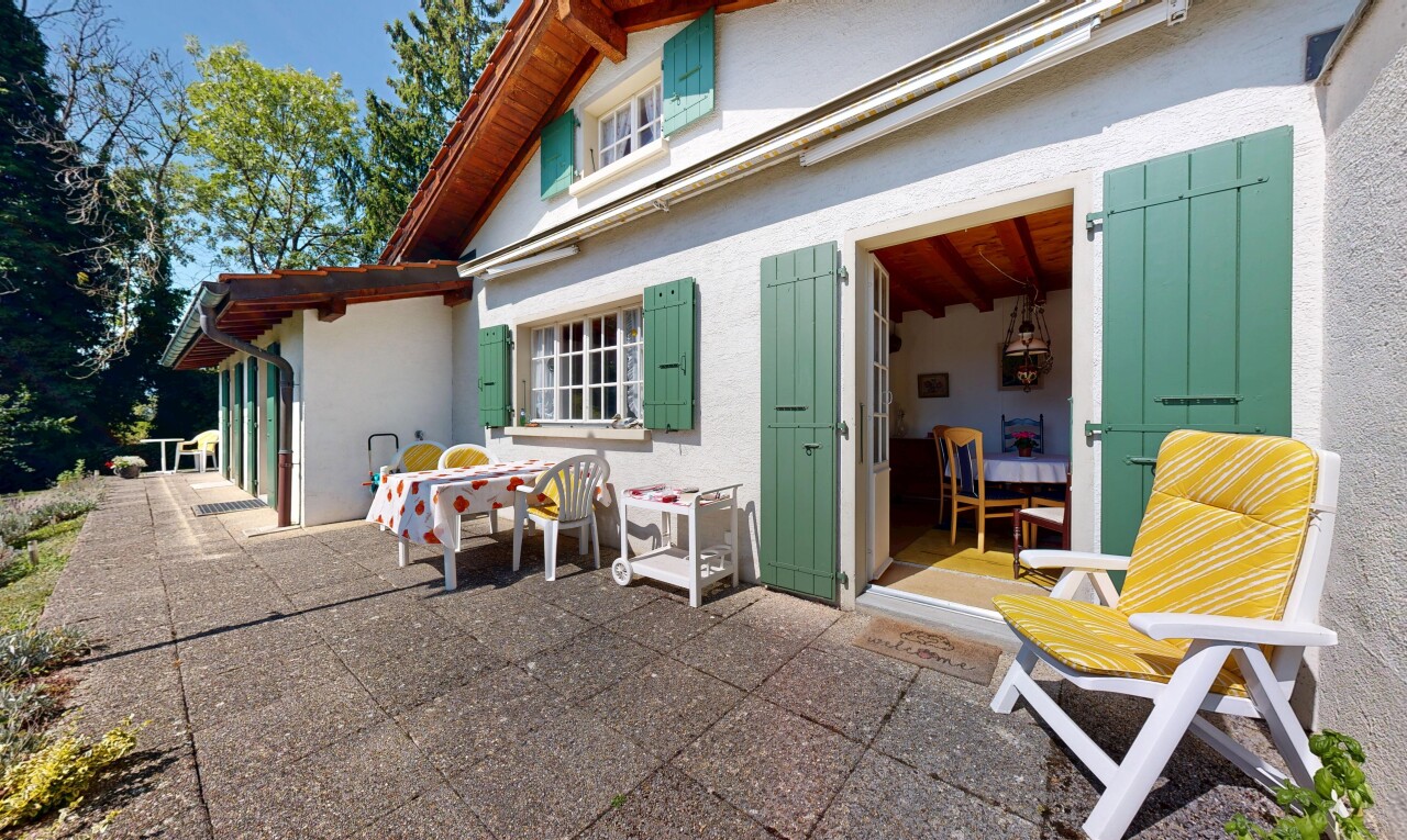 terrasse avec property visible et day time
