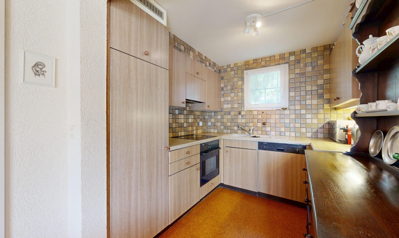 cuisine avec armoires marron clair, étagères ouvertes, dosseret, backsplash, et inside property