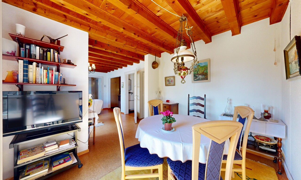 salle à manger avec inside property, télévision, drywall, cloison sèche, et lustre remarquable