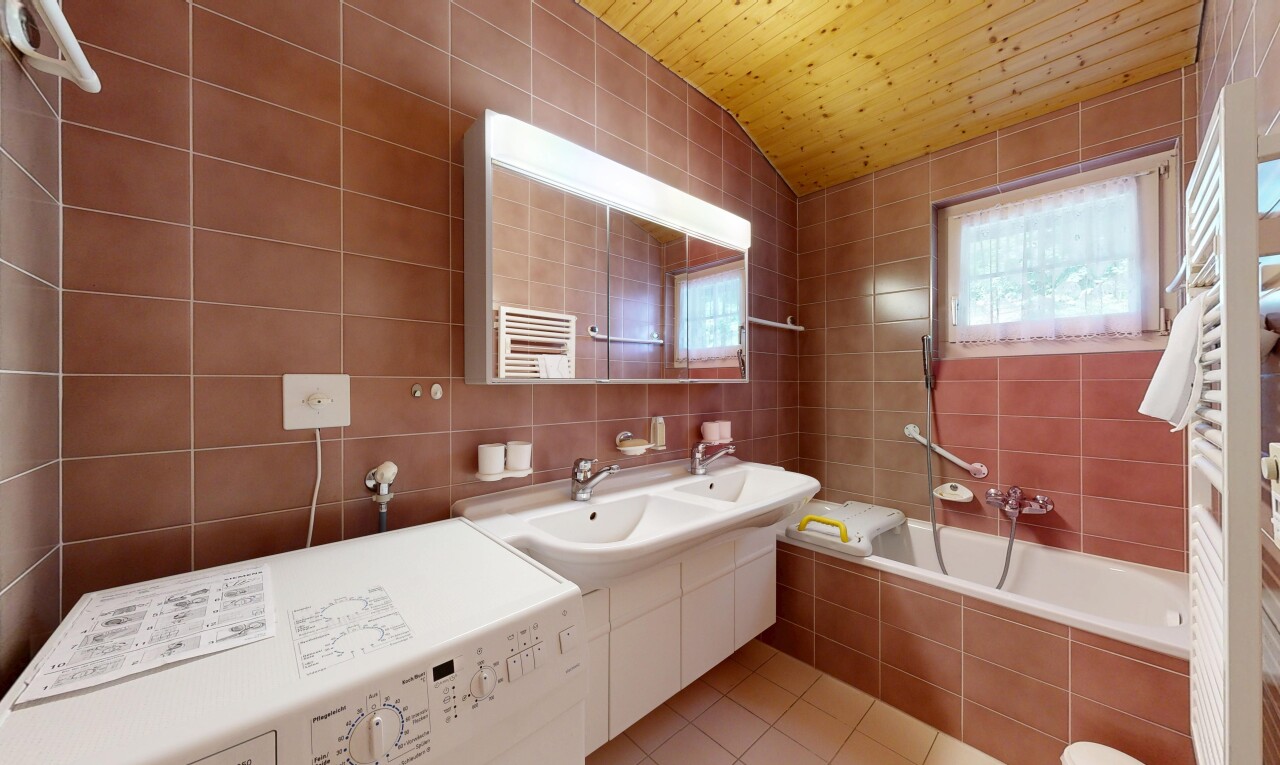 salle de bains avec tile wall, mur en carrelage, lave-linge et sèche-linge, salle de bain complète, et inside property