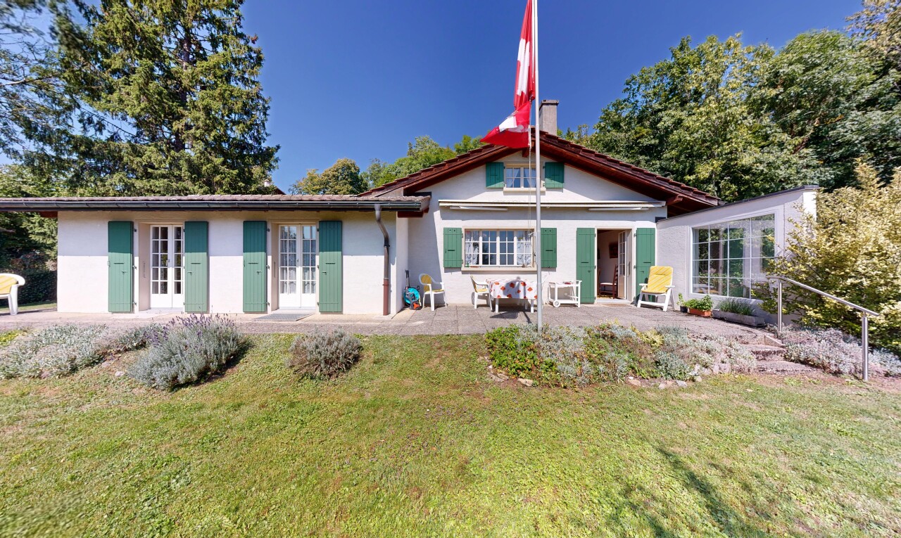 façade avec day time, bardage en stuc, property visible, terrasse, et pelouse