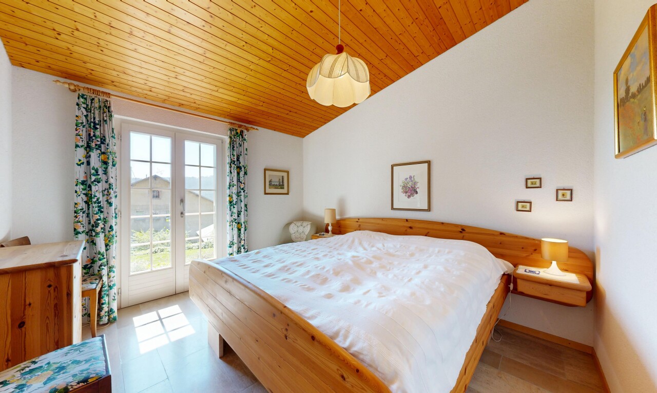 chambre avec inside property, drywall, natural light, cloison sèche, et lumière naturelle