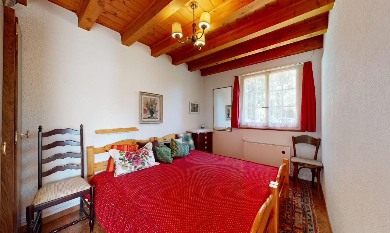 chambre avec inside property, lustre remarquable, lumière naturelle, natural light, et plafond à poutres