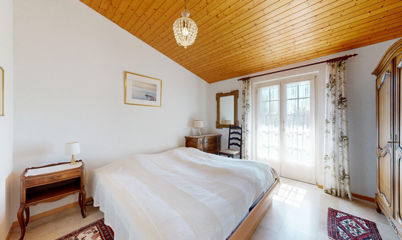 chambre avec plafond voûté, vaulted ceiling, inside property, lumière naturelle, et natural light