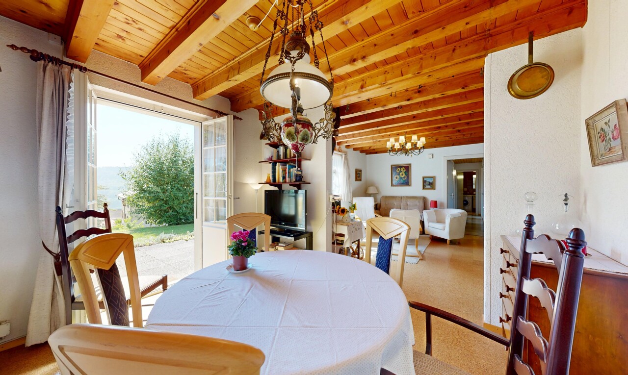 salle à manger avec inside property, lumière naturelle, natural light, plafond à poutres, et beamed ceiling