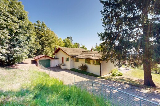 außenansicht mit zaun, property visible, ziegeldach, day time, und stuckverkleidung