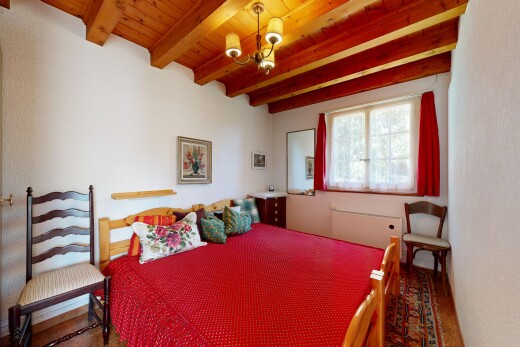 zimmer / schlafzimmer mit inside property, bemerkenswerter kronleuchter, natürliches licht, natural light, und balkendecke