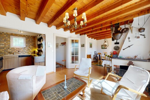 wohnzimmer mit inside property, gipskartonwand, drywall, bemerkenswerter kronleuchter, und balkendecke