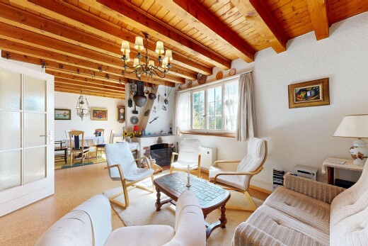 wohnzimmer mit bemerkenswerter kronleuchter, natural light, natürliches licht, inside property, und kamin