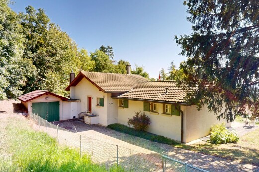 außenansicht mit zaun, stuckverkleidung, property visible, ziegeldach, und day time