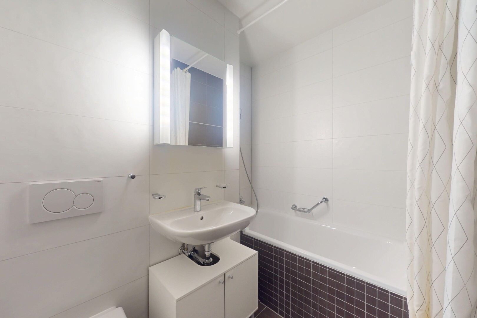 salle de bains avec tile tub, inside property, salle de bain complète, miroir, et douche-bain combinés