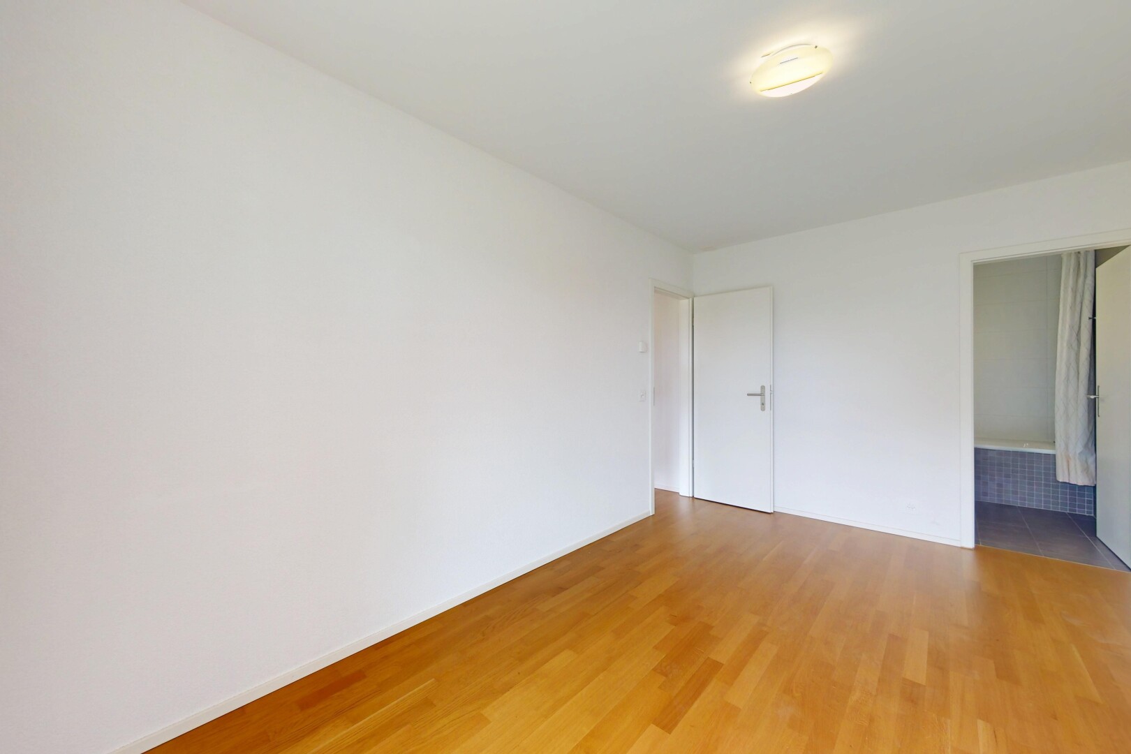 pièce vide avec wood finish floor, sol en finition bois, drywall, cloison sèche, et inside property