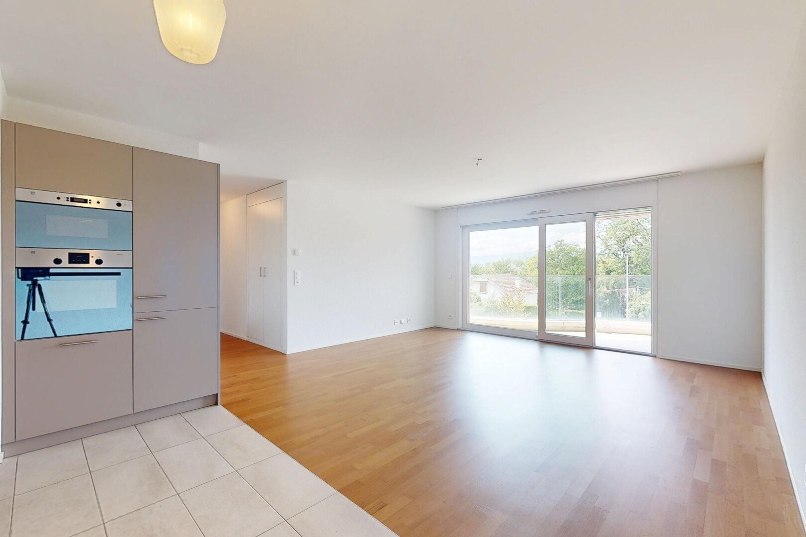 pièce vide avec inside property, drywall, cloison sèche, natural light, et lumière naturelle