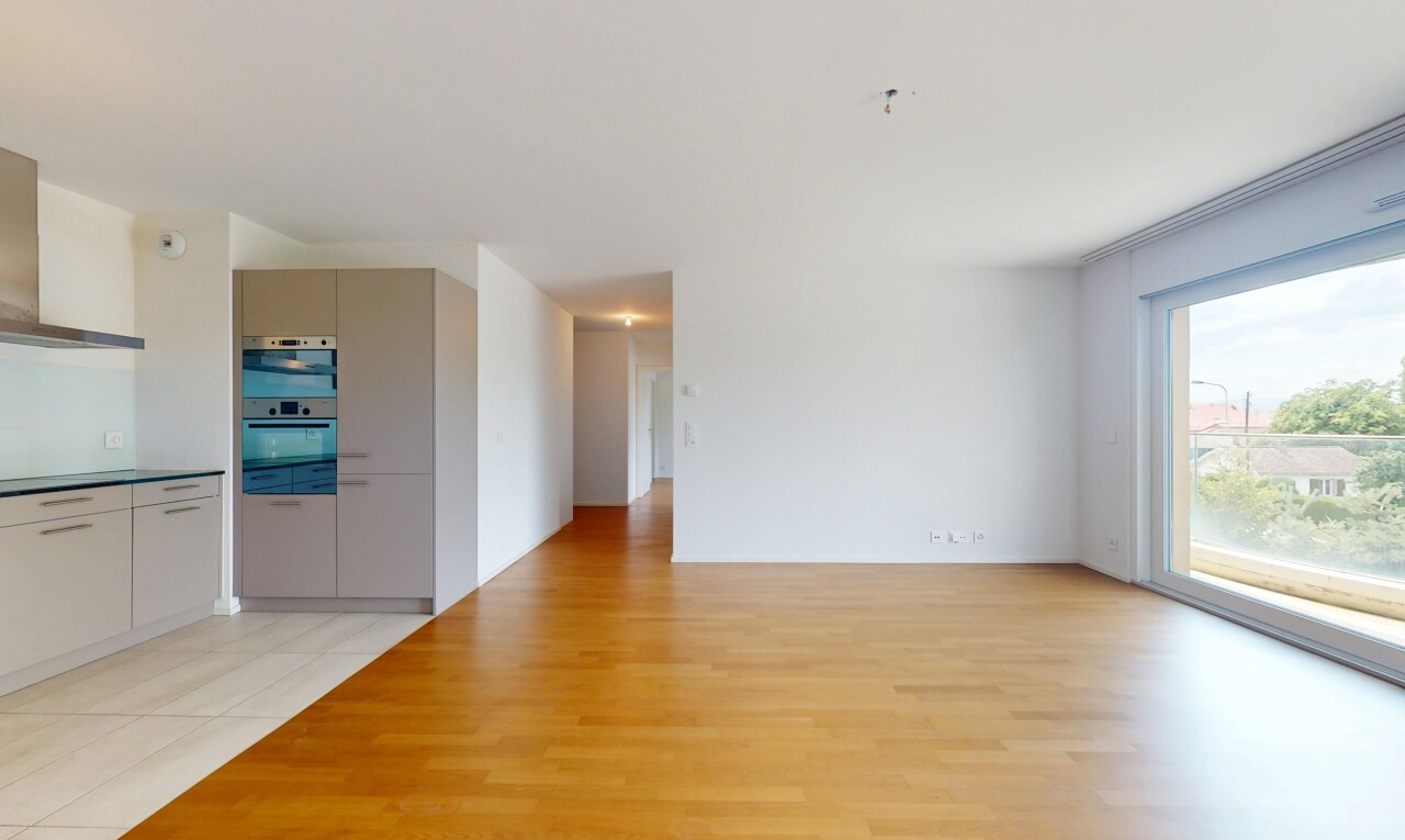 pièce vide avec inside property, natural light, lumière naturelle, wood finish floor, et sol en finition bois