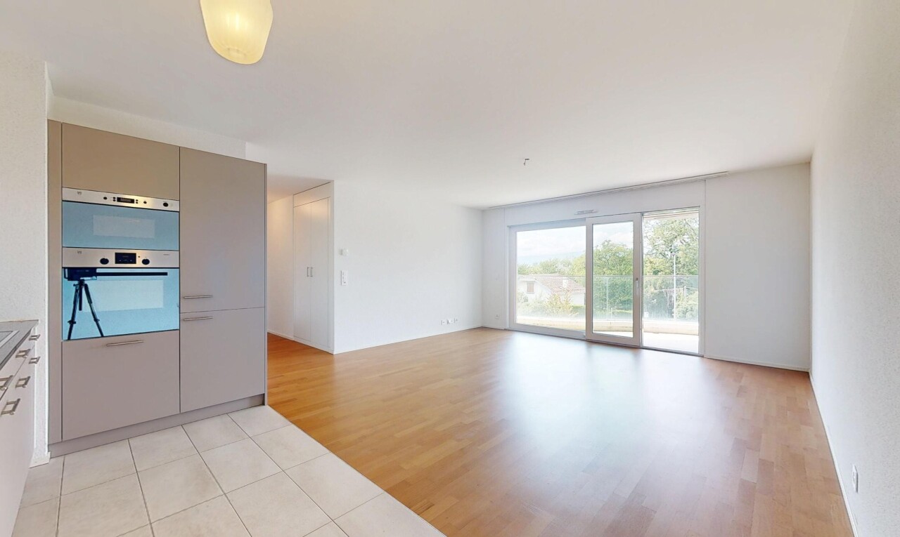 pièce vide avec inside property, drywall, cloison sèche, natural light, et lumière naturelle