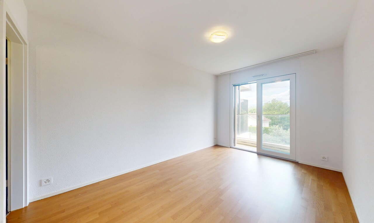 pièce vide avec sol en finition bois, wood finish floor, lumière naturelle, natural light, et inside property
