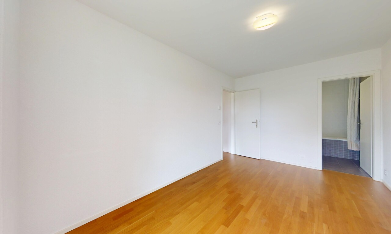 pièce vide avec wood finish floor, sol en finition bois, drywall, cloison sèche, et inside property