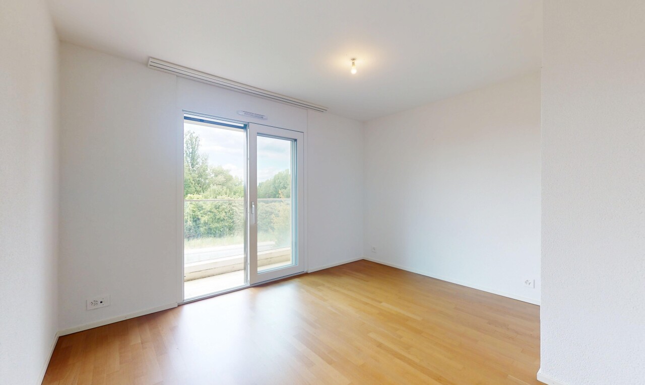 pièce vide avec sol en finition bois, wood finish floor, inside property, lumière naturelle, et natural light