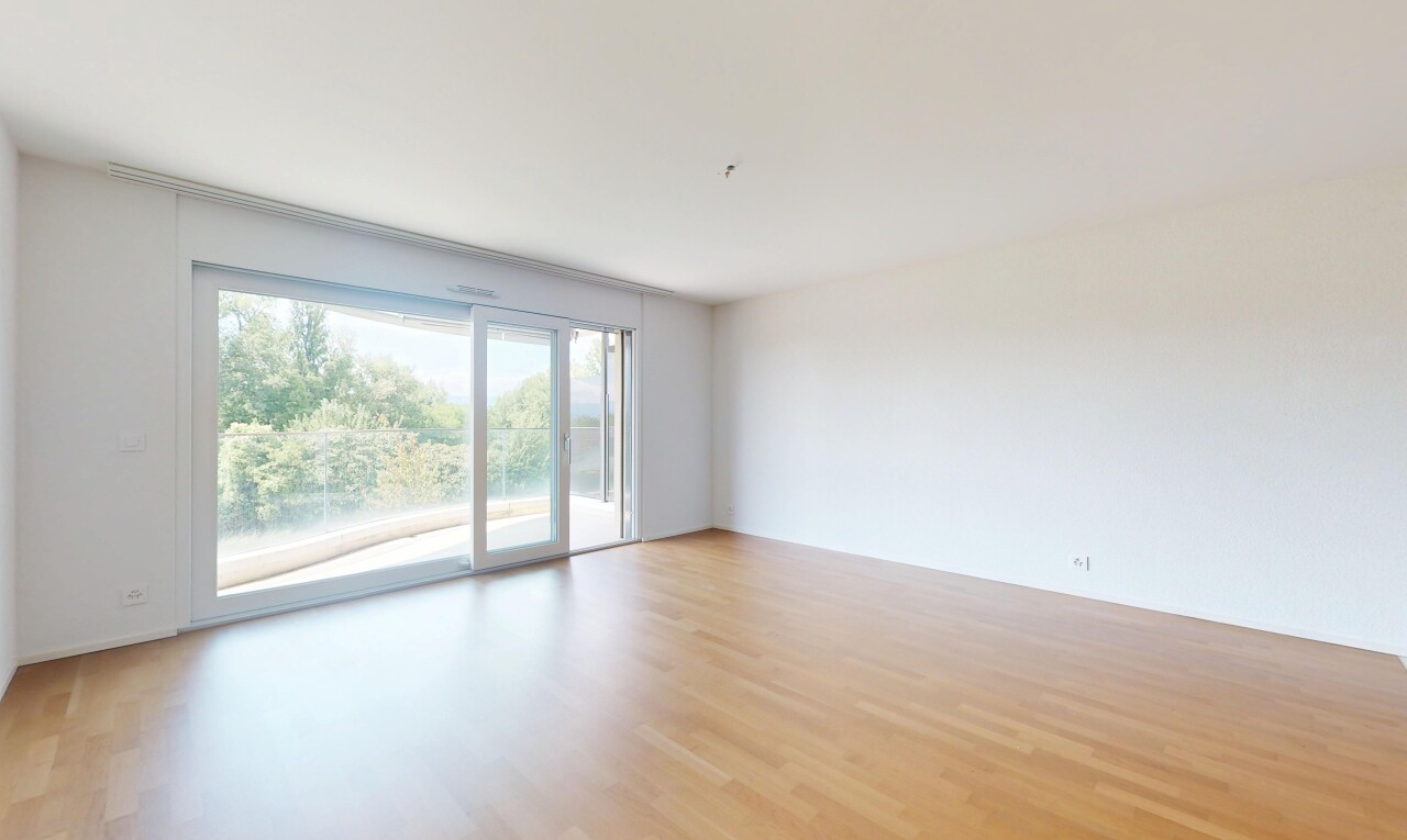 pièce vide avec inside property, lumière naturelle, natural light, sol en finition bois, et wood finish floor