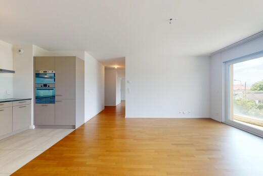 pièce vide avec inside property, natural light, lumière naturelle, wood finish floor, et sol en finition bois
