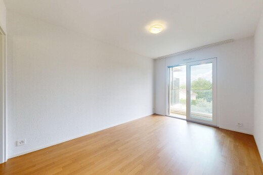 pièce vide avec sol en finition bois, wood finish floor, lumière naturelle, natural light, et inside property