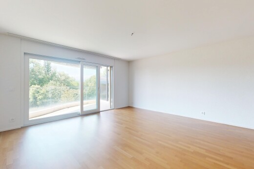 pièce vide avec inside property, lumière naturelle, natural light, sol en finition bois, et wood finish floor