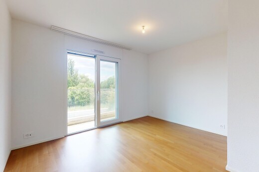 pièce vide avec sol en finition bois, wood finish floor, inside property, lumière naturelle, et natural light