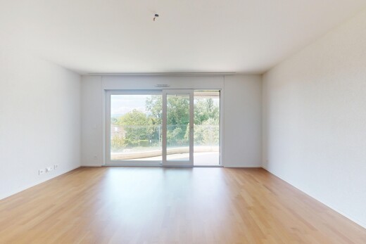 pièce vide avec inside property, sol en finition bois, wood finish floor, lumière naturelle, et natural light