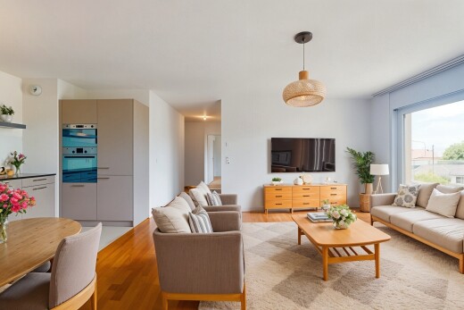 pièce vide avec inside property, natural light, lumière naturelle, wood finish floor, et sol en finition bois