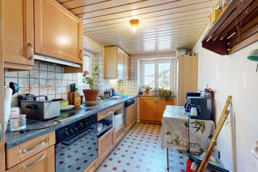 cuisine avec vinyl floor, sol en vinyle, inside property, four, et natural light