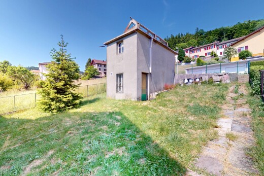 façade avec clôture, pelouse, bardage en stuc, property visible, et day time