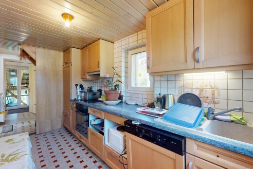 cuisine avec natural light, lumière naturelle, lave-vaisselle, armoires de style shaker, et inside property