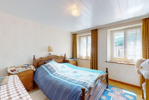 chambre avec lumière naturelle, natural light, inside property, sol en finition bois, et wood finish floor