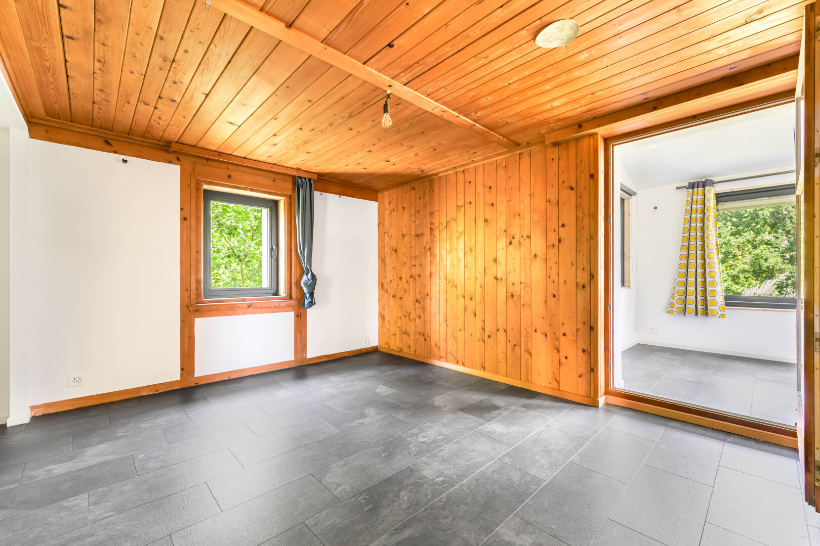 pièce vide avec inside property, wood ceiling, plafond en bois, natural light, et lumière naturelle